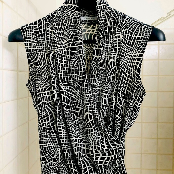 Sleeveless wrap around impression. - Picture 1 of 1